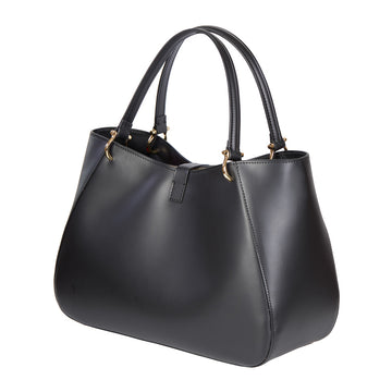 <tc>Black Camilla</tc>