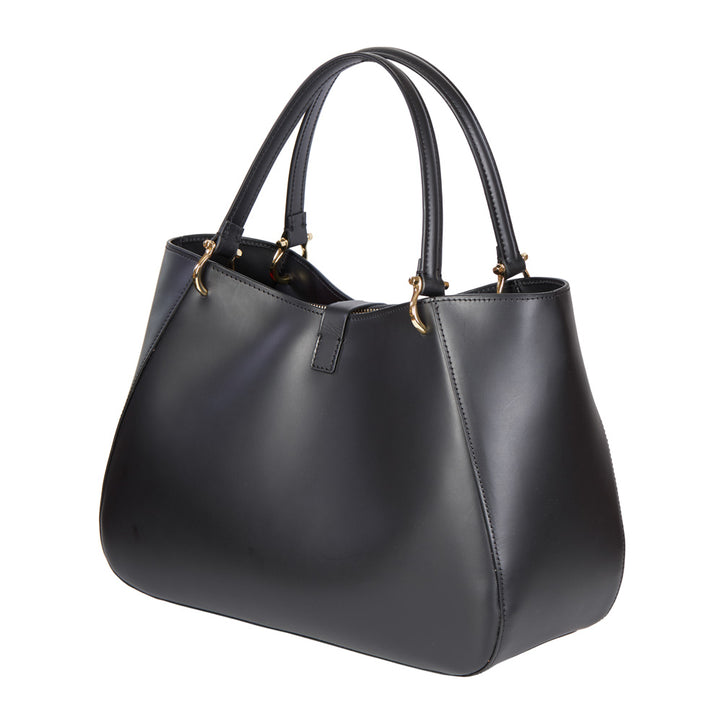 <tc>Black Camilla</tc>